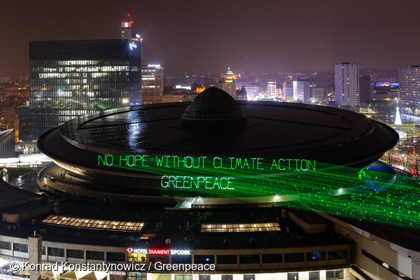 제 24차 유엔기후변화협약 당사국 총회가 열린 폴란드 카토비체에서 회의장 건물에 그린피스가 기후변화 대응위한 메시지를 투사하고 있다. 