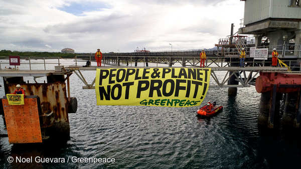 그린피스가 정유회사 쉘(Shell)의 필리핀 바탕가스 정유공장에서 “이익 아닌 사람과 행성”이라고 적힌 플래카드를 걸어 시위하고 있다.
