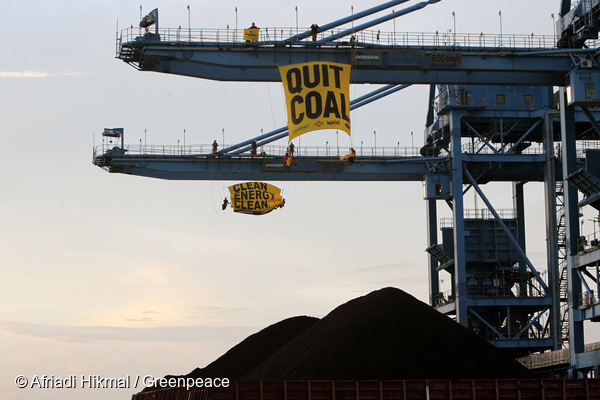 그린피스가 인도네시아 찌레본 석탄화력발전소에서 “석탄 그만(Quit Coal)”이라고 적힌 대형 배너를 거는 액션을 하고 있다.