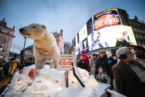 코카콜라의 연말 광고를 활용해 산더미같이 쌓인 플라스틱 쓰레기를 보여준 그린피스의 북극곰 캠페인은 2017년 12월 런던에서 진행됐습니다.