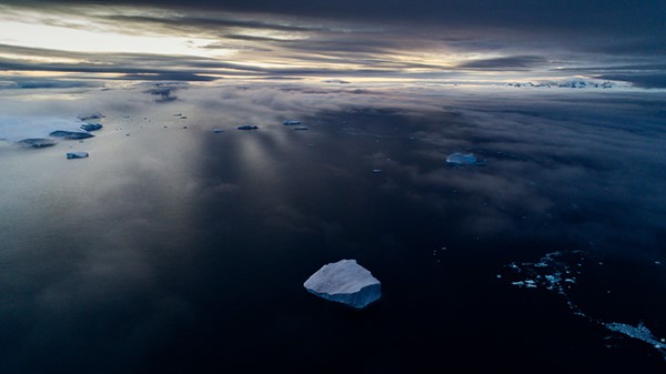 남극 주앵빌섬 근처 빙하