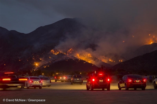 캘리포니아 주에서 번진 산불 ‘홀리 파이어’로 남부 도시 코로나가 화염에 휩쌓였다. 이를 지켜보는 사람들