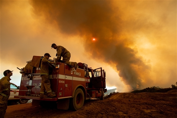 미국 캘리포니아 멘도시노 산불을 진압 중인 소방관들. 화재가 번지면서 수천명의 사람들이 대피했다