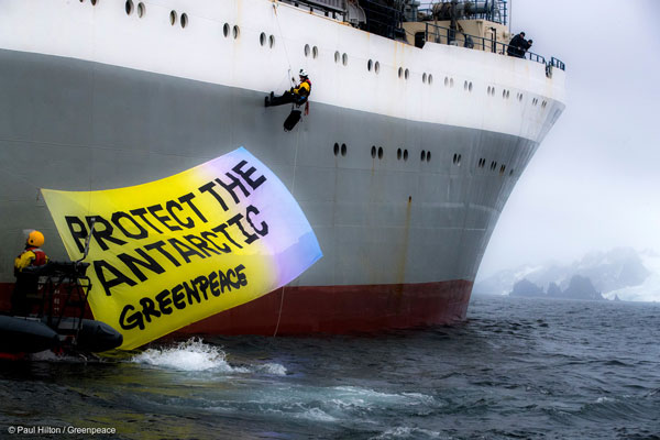 그린피스 활동가들이 크릴 어선 모르 소드루체스토 호에 "남극해 보호" 배너를 설치하고 있다