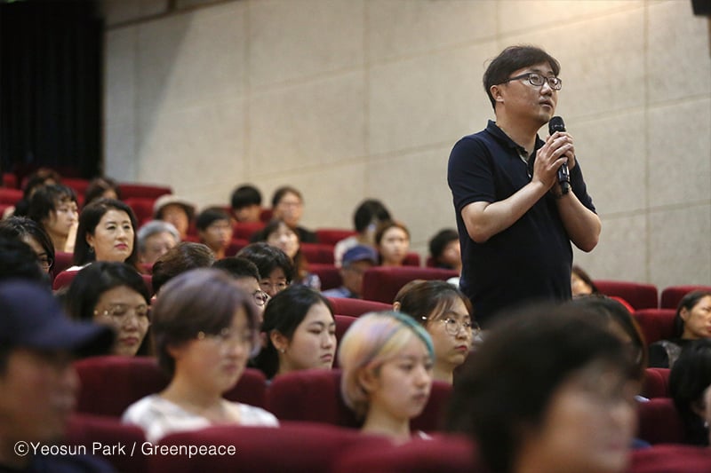 영화 상영이 끝난 후 감독에게 질문하는 시민들