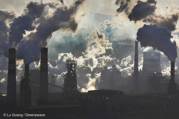 한 철강 공장에서 오염 물질이 뿜어져 나오고 있다