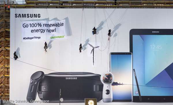 그린피스 활동가들이 삼성에 100% 재생가능에너지로의 전환을 요구하는 퍼포먼스를 펼치고 있다