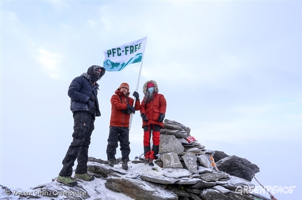 대만, 홍콩, 중국의 전문 등반가 3인으로 구성된 탐험대 역시 PFC-Free 의복만을 착용한 채 중국 쓰구냥산을 등반했습니다.