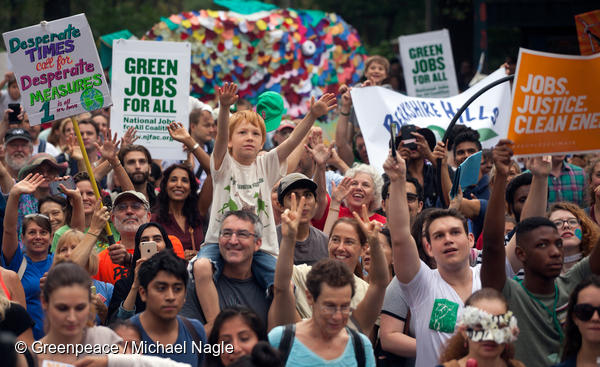 뉴욕 시민들이 지속가능한 발전과 녹색 일자리를 요구하는 기후행진에 함께 하고 있다.