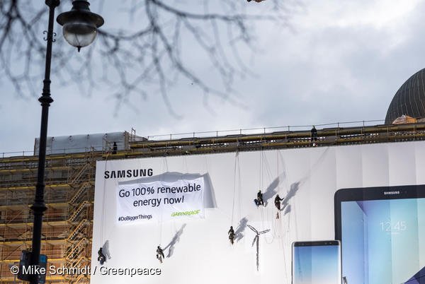 그린피스 독일 활동가들이 삼성전자에 100% 재생가능에너지로의 전환을 촉구하고 있다.