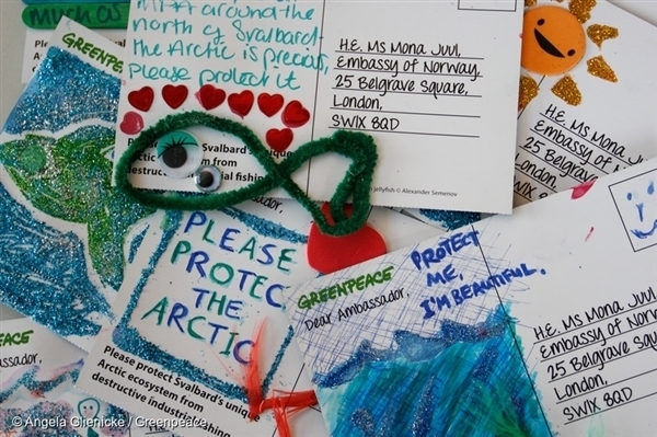 영국 시민들이 북극해 해양보호구역 지정을 지지하며 “북극은 소중해요. 제발 꼭 지켜주세요.” 가 적힌 엽서를 노르웨이 대사관에 전달했습니다.