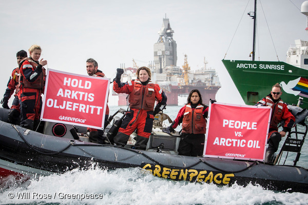 그린피스 활동가들이 노르웨이 바렌츠해에서 스타토일사의 석유시추를 반대하는 액션을 하고 있다.