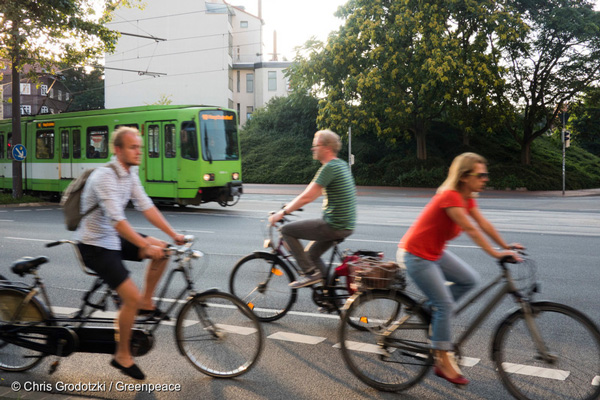 독일 하노버에서 달리는 트램과 자전거