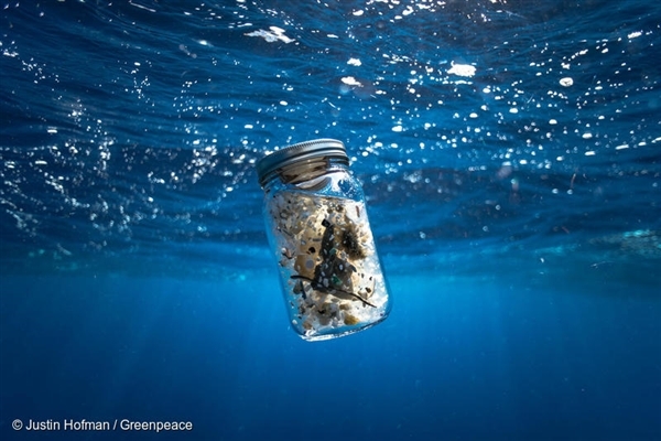 약 3시간동안 트롤 어선에서 흘러나온 플라스틱 쓰레기 조각들을 모은 1리터짜리 병. 이 사진은 태평양 거대 쓰레기 지대의 상상할 수도 없는 플라스틱 오염 실태를 상징적으로 표현했습니다.