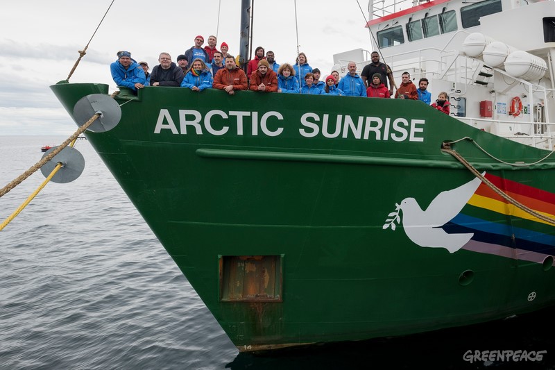 2018년 1월 8일, 첫 번째 남극 항해를 앞두고 칠레 푼타아레나스 항구에서 쉽투어에 참여하는 그린피스 직원 및 선원, 과학자들이 배에 올라 있는 모습 