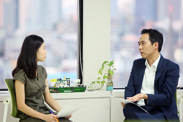 인터뷰 중인 김지석 님과 그린피스 이진선 기후에너지 캠페이너
