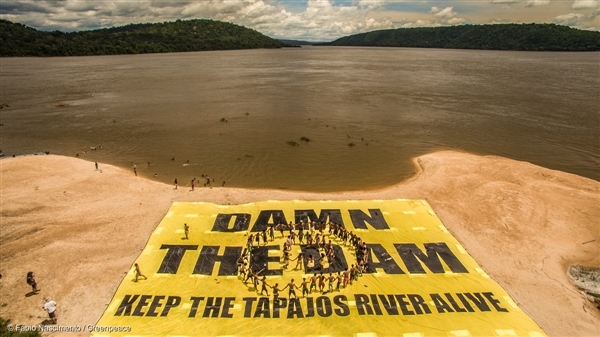 그린피스 브라질 활동가들이 타파조스 강 댐 건설에 항의하는 액션을 펼치고 있는 모습
