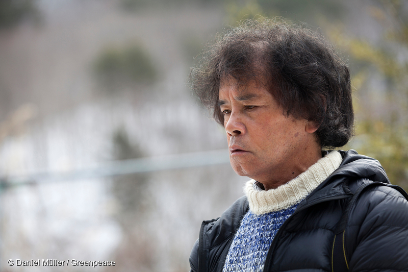 후쿠시마 이타테 주민 토루 안자이 씨는 원전 사고 탓에 병에 걸렸고 고향에서 쫓겨나 정처 없이 떠돌고 있다. width=