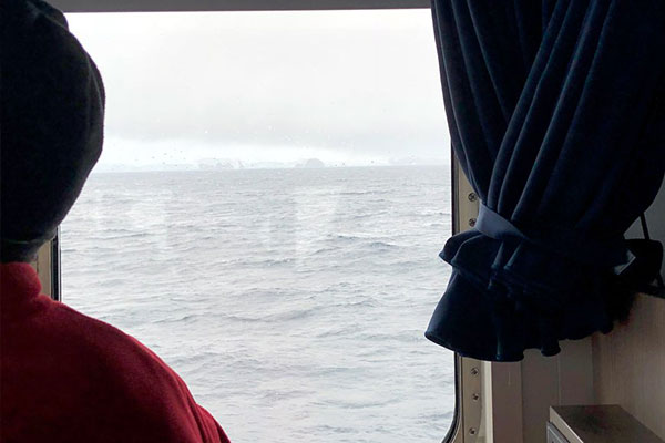 선실 창문 밖으로 희미하게 보이는 남극대륙