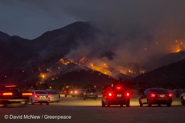 캘리포니아 주에서 번진 산불 ‘홀리 파이어’로 남부 도시 코로나가 화염에 휩쌓였다. 이를 지켜보는 사람들