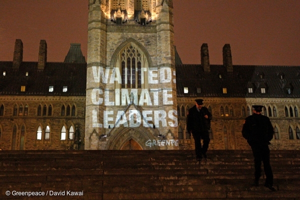 그린피스 활동가들이 캐나다 오타와 국회의사당에 '기후 리더십(Climate Leaders)'을 요구하는 메시지를 투사하고 있다