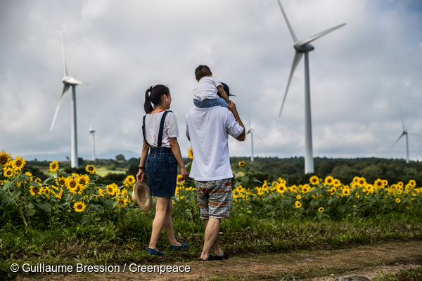 2011년 원전사고 이후 2040년까지 100% 재생가능에너지로의 전환을 약속한 일본 후쿠시마현의 풍력발전소. 