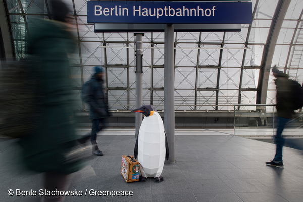 여행 가방에 새로운 여행 스티커를 더하기 위해 들른 베를린에서