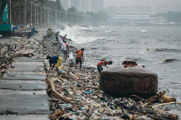 몬순과 제 14호 태풍 ‘야기(Yagi)의 영향으로 필리핀 마닐라베이 해변으로 엄청난 양의 플라스틱 쓰레기가 쓸려나왔다