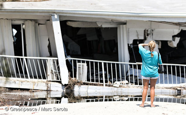 2017년 9월 플로리다를 휩쓸고 간 허리케인 어마(Irma)로 피해입은 주민이 무너져내린 건물을 쳐다보고 있다. 