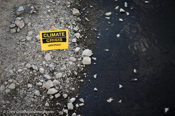 기후변화의 영향으로 수면이 낮아진 독일 엘베강에서 그린피스 활동가가 “기후위기(Climate Crisis)”라고 쓰인 배너를 펼쳐 보이고 있다