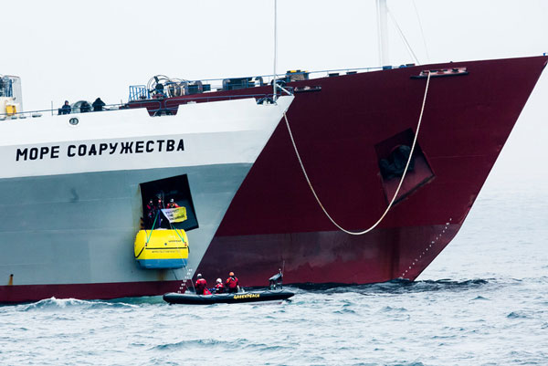 그린피스 활동가들이 크릴 어선 모르 소드루체스토호의 닻에 ‘생존캡슐’을 부착하고 있다