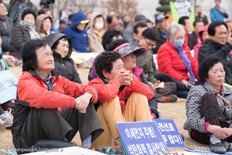 25일(토) 세계 최대석탄발전소가 위치한 충남 당진의 에서 시민 1천 여 명이 ‘석탄 그만’이 쓰인 초대형 현수막을 펼치고 있다. 이날 행사는 전 세계 40여개 국가가 연대해서 석탄 사용 중지를 촉구하는 ‘브레이크 프리(Break Free)’ 캠페인의 일환으로 기획됐다. 이날 행사는 신규 석탄발전소 계획 철회를 비롯해 석탄 사용 중지를 촉구하며, 국내외 시민사회 단체들(당진시송전선로석탄화력저지범시민대책위원회, 환경운동연합, 그린피스, GEYK, 350.org 등)과 시민들이 연대해 개최됐다. 그린피스는 국민 건강과 환경을 고려해 신규 석탄 발전소 계획을 철회하고 재생가능에너지로 나아가야한다고 주장하고 있다.