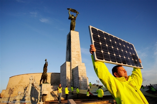 헝가리에서 기후변화를 막기 위해 태양광 등 재생가능에너지 사용을 촉구하는 그린피스 활동가