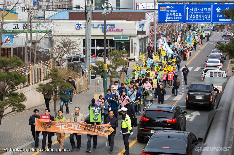 참가자들은 당진문예의전당에서 ‘세계 최대 석탄발전소 그만’이라고 적힌 초대형 현수막과 함께 퍼포먼스를 벌였고, 오후 3시부터 당진 시내 약 1킬로미터 구간에서 평화 도보 행진을 이어갔다.