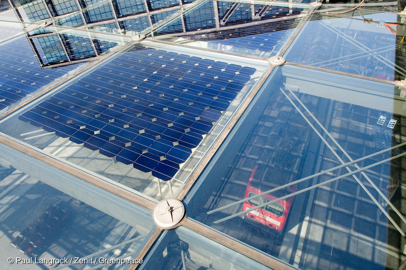 독일 베를린 중앙 역 지붕에 있는 베를린에서 가장 큰 태양광 발전소 
