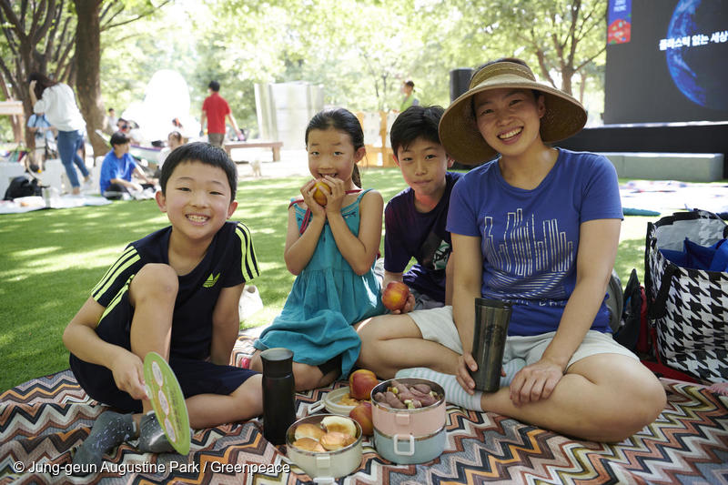 참가자 가족이 직접 준비한 플라스틱 제로 도시락을 먹으며 즐거운 시간을 보내고 있다