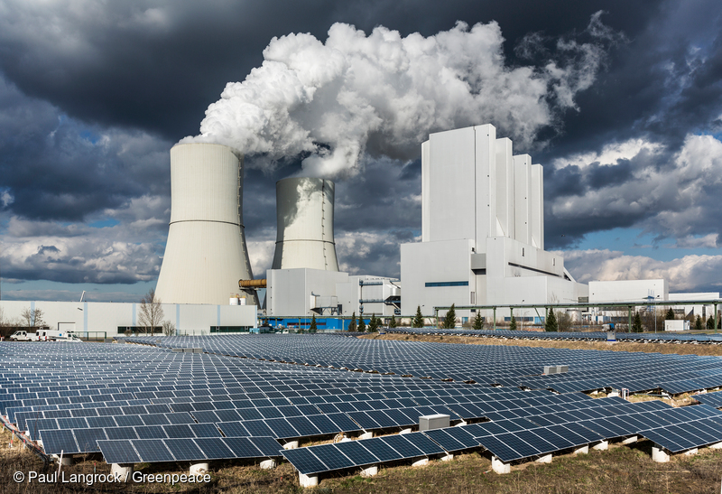 독일의 석탄화력발전소와 그 앞에 있는 태양광 발전소