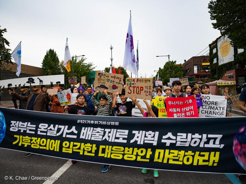 2019년 9월 21일, 한국에서도 150개 이상의 환경,농민,여성 NGO 및 4,000명이 넘는 시민들이 기후비상행동이라는 이름으로 세계 기후 파업에 동참하여 정부의 기후위기 대응방안 마련을 요구했다.