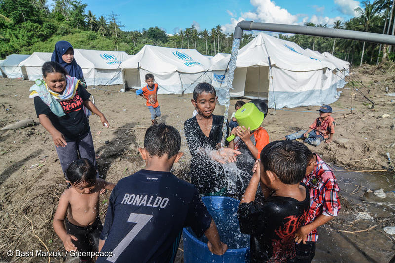 그린피스 인도네시아 자원봉사자들이 태양광 패널을 설치한 술라웨시의 난민촌에서 어린이들이 물놀이를 하고 있다. 태양광 패널 설치 후 이곳에서도 전기와 물을 쓸 수 있게 됐다.