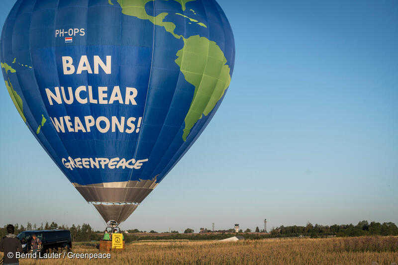 그린피스 활동가들이 독일 라인란트팔츠주 뷔셀의 공군기지에서 미국 핵무기의 완전한 반출을 요구하고 있다. © Bernd Lauter / Greenpeace