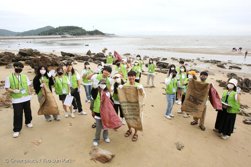 2022년 8월 29일 (내년에 만나요!) 자원봉사자들과 함께 해변의 플라스틱 쓰레기를 줍고 어떤 플라스틱 종류가 있는지 함께 조사하는 활동입니다. 올해는 연세대학교 공대 학생들과 함께 인천 영종도 마시안 해변에서 진행했습니다.