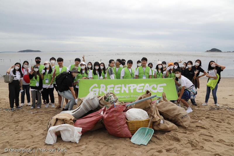 인천 마시안 해변에서 비치클린업 활동을 하고 있는 자원봉사자들