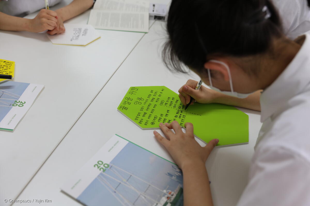 고등학교 양봉동아리 소속 학생이 편지를 쓰고 있다