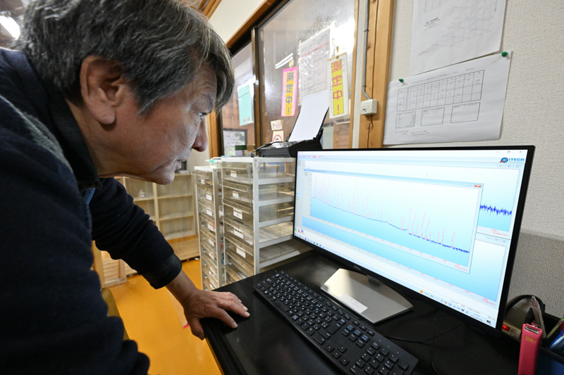 치쿠린샤에서 기술・실험 분야 업무를 담당하고 있는 하마다 가즈노리 이사장이 시료를 측정하고 있는 모니터를 확인한다 © Ryohei Kataoka/Greenpeace
