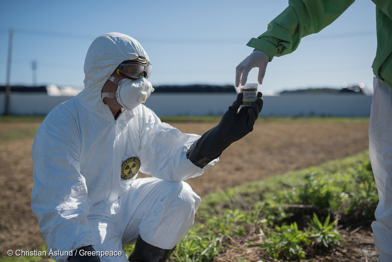 그린피스 캠페이너들이 후쿠시마 인근에서 방사능 오염토를 수집하고 있다.  © Christian Åslund / Greenpeace