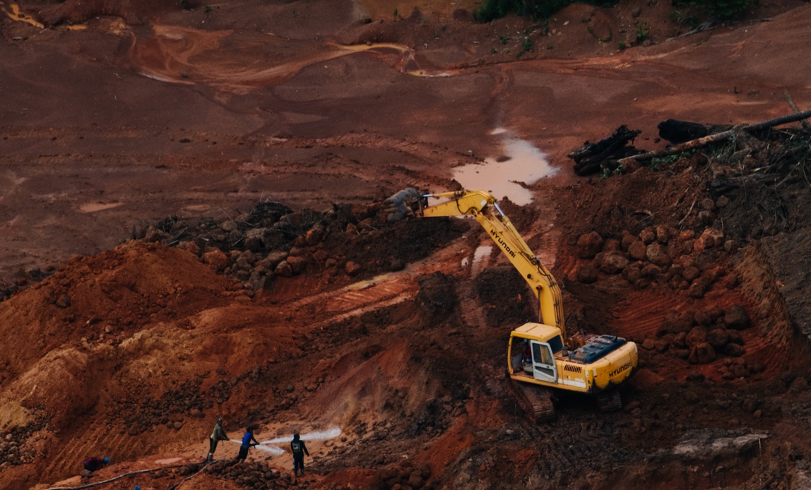 굴착기가 아마존 불법 금 채굴에 활용이 되면서 채굴로 인한 아마존 파괴의 규모는 엄청나게 증가했습니다