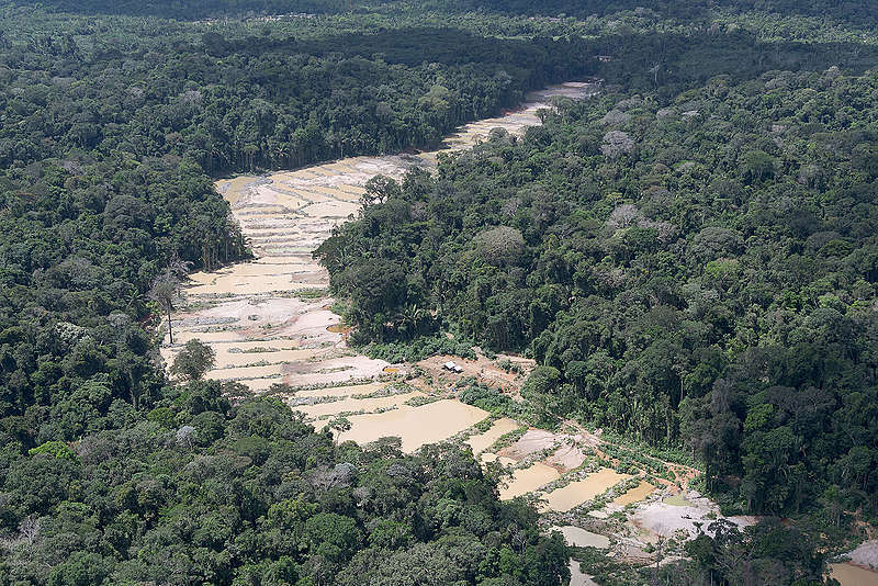 불법 채굴로 완전히 파괴된 아마존. 파라주 문두루쿠 원주민 보호구역 내에 위치해 있다. © Marcos Amend / Greenpeace