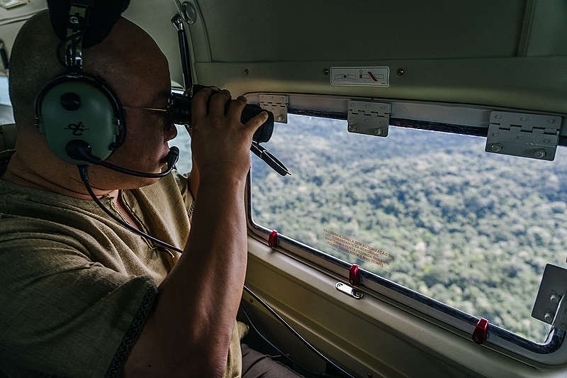 아마존 불법 채굴 현장을 항공 조사하고 있는 그린피스 장다울 전문위원
