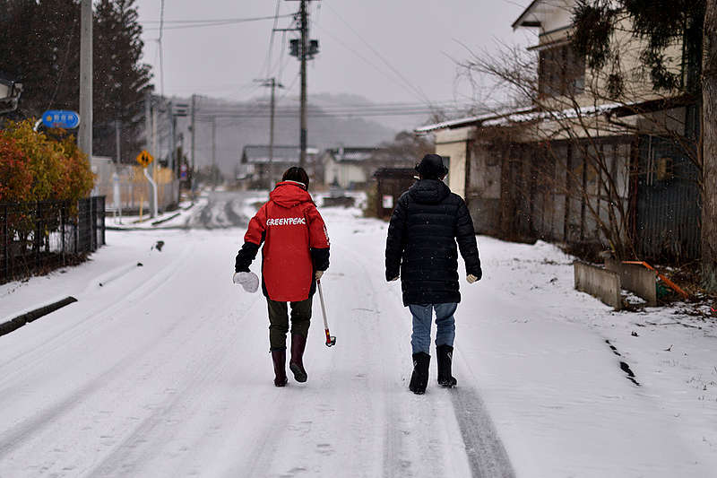 그린피스 도쿄사무소 활동가들이 칸노 미즈에씨 인터뷰 후 후쿠시마현 나미에시 쓰시마 지역의 방사능 수치를 측정하고 있다. ©Ryohei Kataoka/Greenpeace
