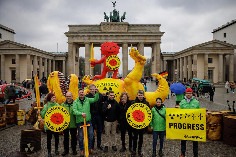 베를린에서 그린피스 활동가들과 시민들이 탈원전을 축하하고 있다. © Gordon Welters / Greenpeace